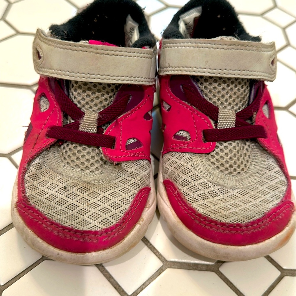 Toddler free run Nikes size 7